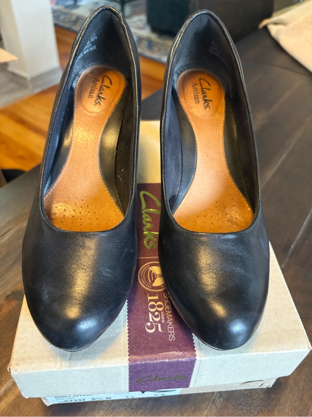 Clarks Black Leather Rounded-Toe Mid Heel Pumps, Size 6.5 (GUC)